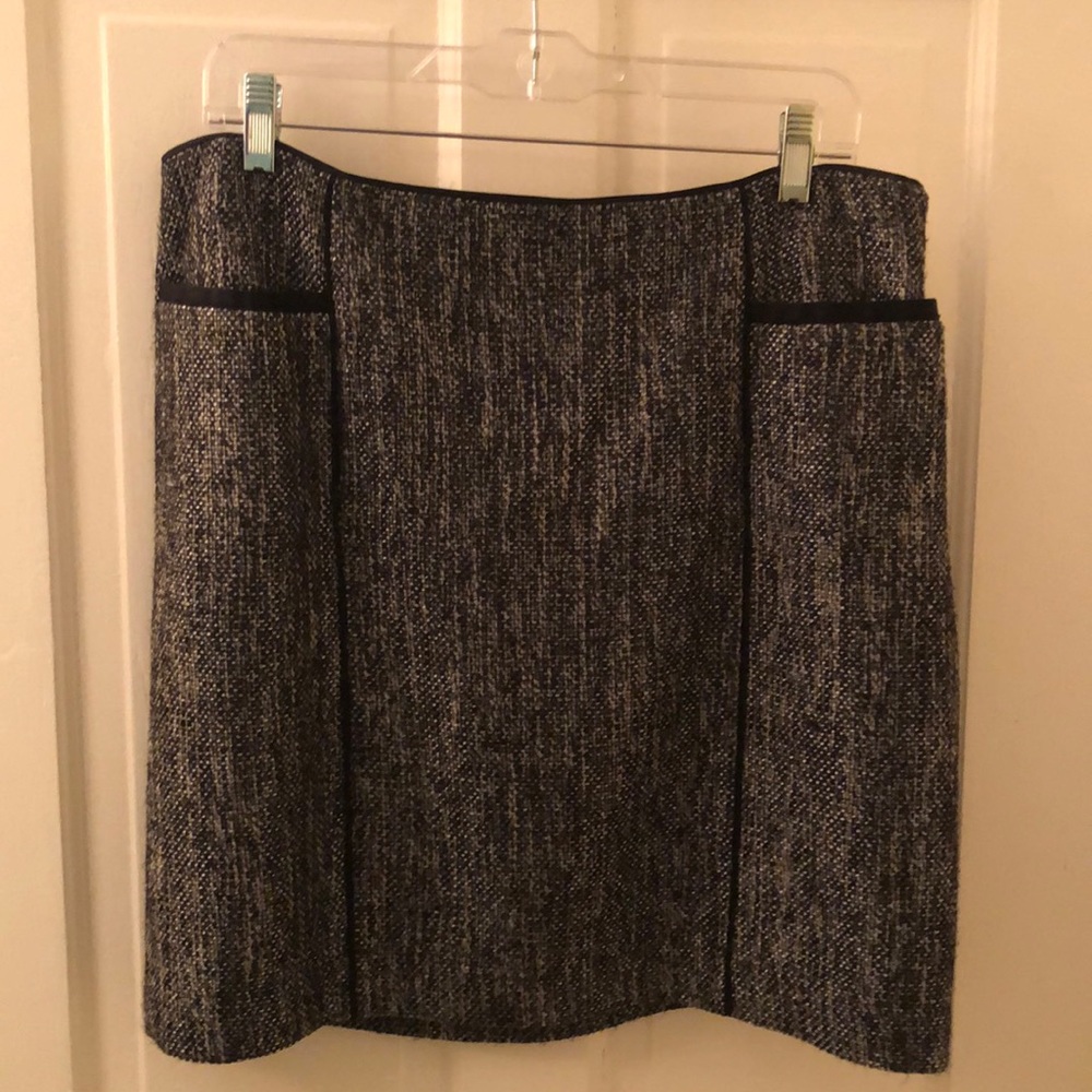 White House Black market WHBM, black white silver tweed skirt size 12